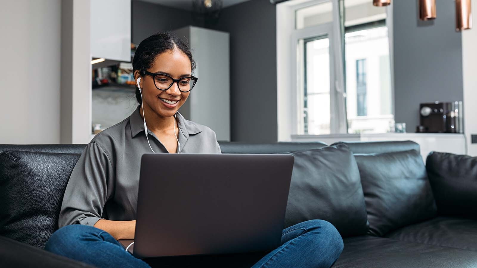 mujer sonriendo mirando su laptop